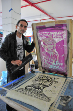 César Maxit printing posters.
